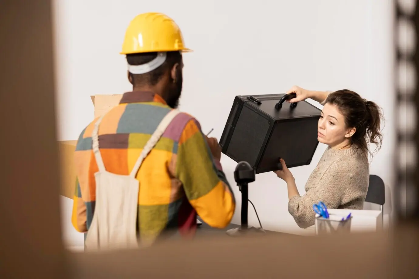 Сотрудники малого бизнеса организуют отгрузки и проверяют запасы.