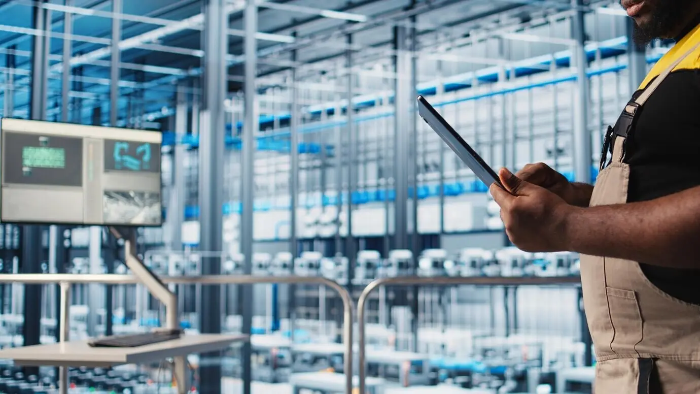 Администратор фотоэлектрической электростанции Индустрии 4.0, использующий приложение на цифровом устройстве.